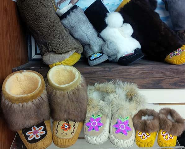 Les mocassins et mukluks fabriqués à la boutique White Feather Cree-Ations de The Pas, au Manitoba