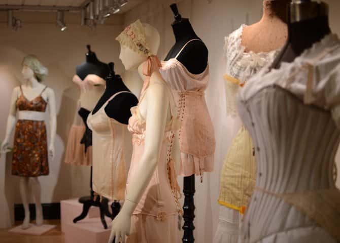Des sous-vêtements antiques au Musée de l'histoire de la mode (©Explore Waterloo Region) 
