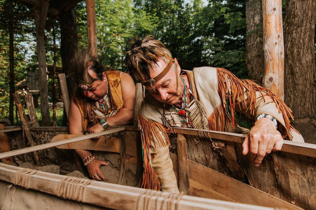 fabrication de raquettes et de canoës