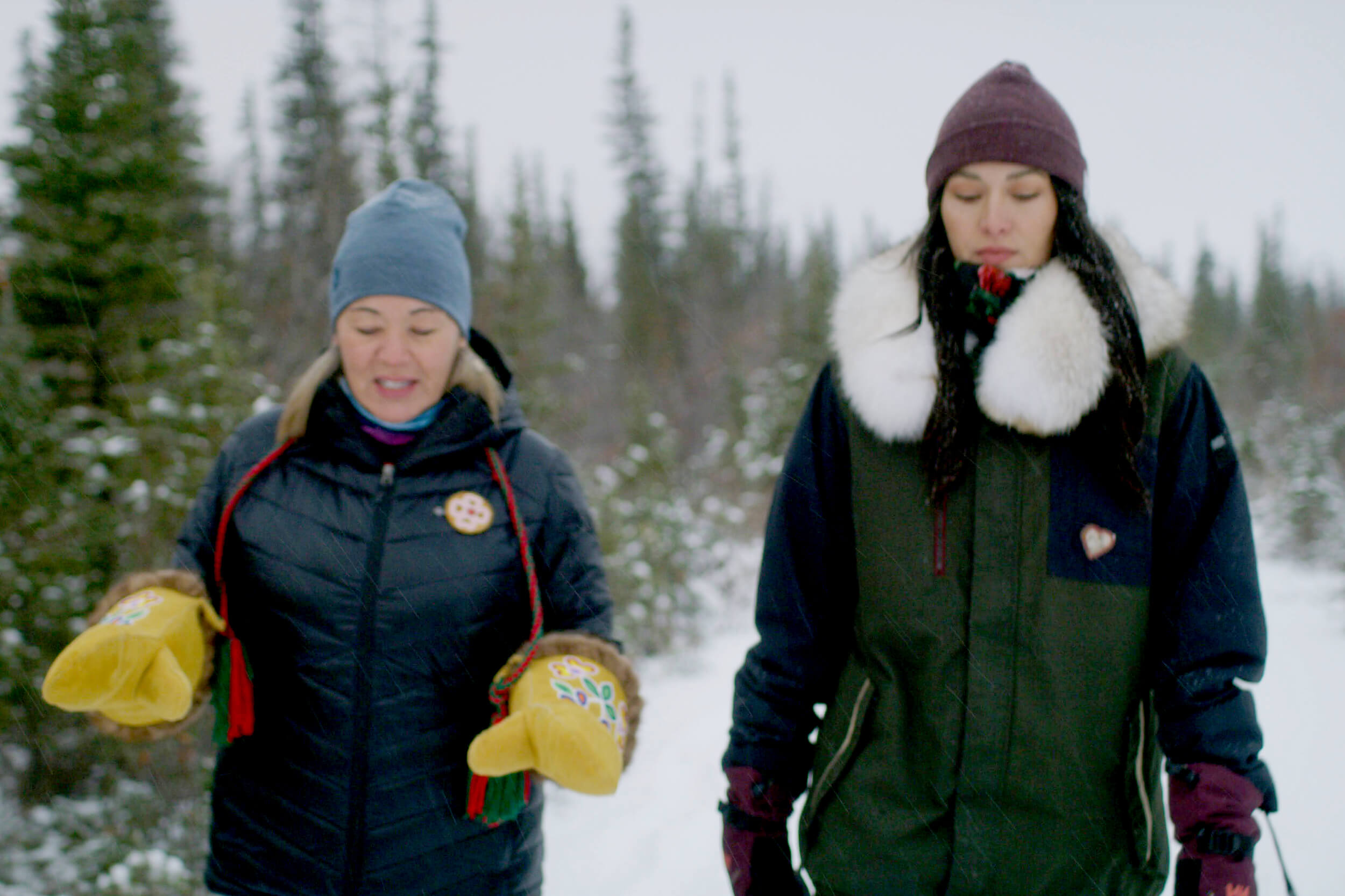 Deux femmes qui marchent dans la neige